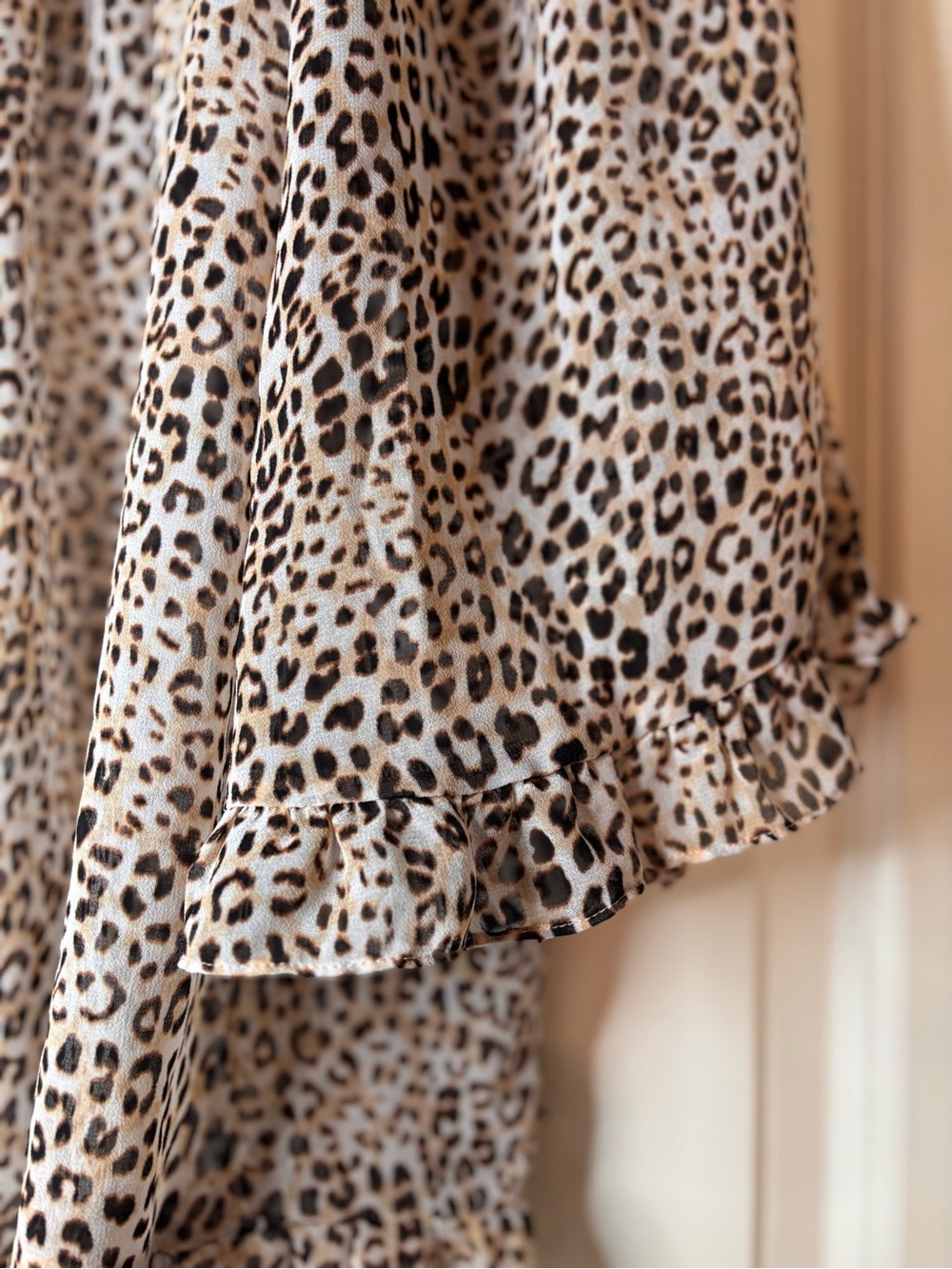 Chico's Leopard Print Ruffle Sleeve Blouse Size M Boho Chic Animal Print Top - Picture 6 of 10